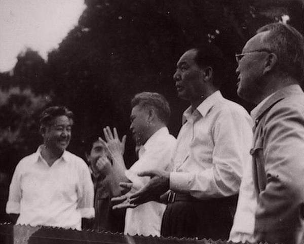 01北林大孫筱祥教授（右一）陪同梁湘同志考察仙湖植物園選址情況.jpg