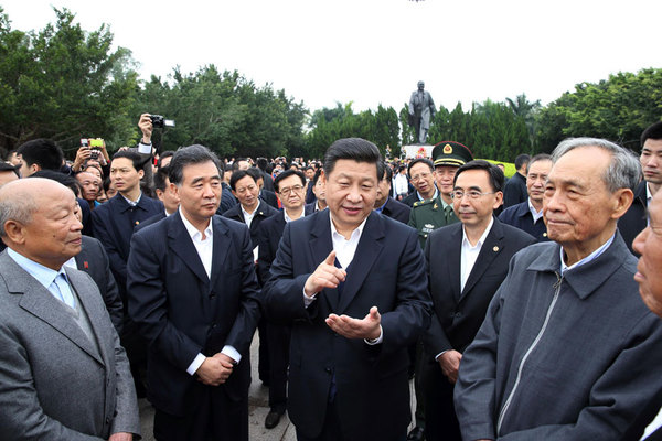 04習(xí)近平同志視察深圳市蓮花山公園(1).jpg