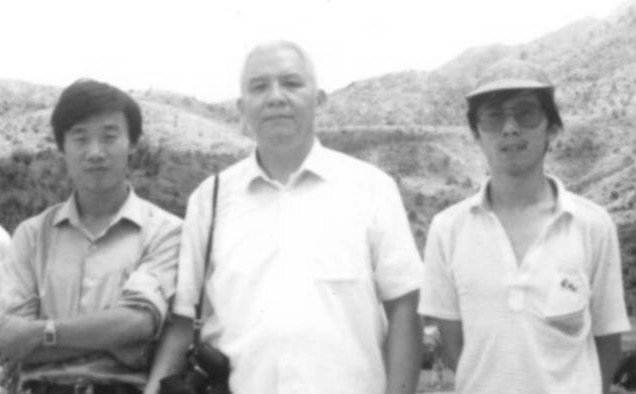 1985年孟兆禎（中，規(guī)劃設(shè)計總負責）、何昉（右，設(shè)計代表）與陳開樹（左，建設(shè)單位工程師）在仙湖植物園工地上_meitu_2.jpg