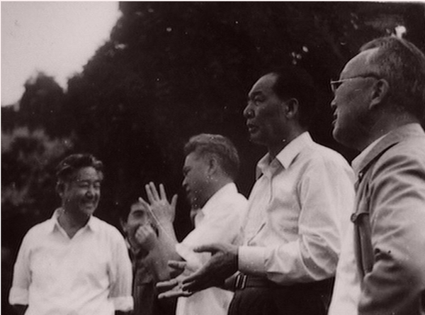 孫筱祥教授（右一）陪同梁湘同志（右二） 考察仙湖植物園選址情況.jpg