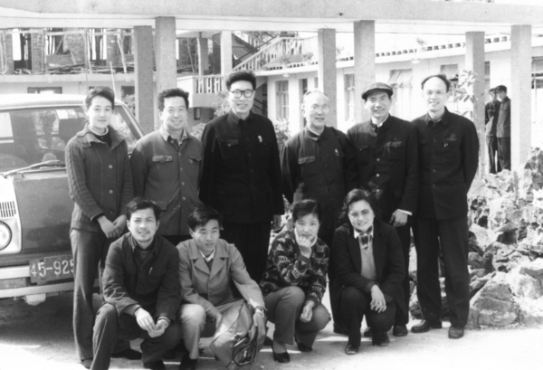03 年首次來深的北林大設(shè)計(jì)組部分成員在武警支隊(duì)工地合影（后右三為孫曉翔，后右四為金承藻，前右一為楊賚麗，后右二為馮良才，后右一為梁伊任）。.jpg
