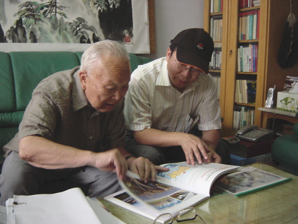 12孫先生向其學(xué)生何昉傳授設(shè)計(jì)經(jīng)驗(yàn).jpg