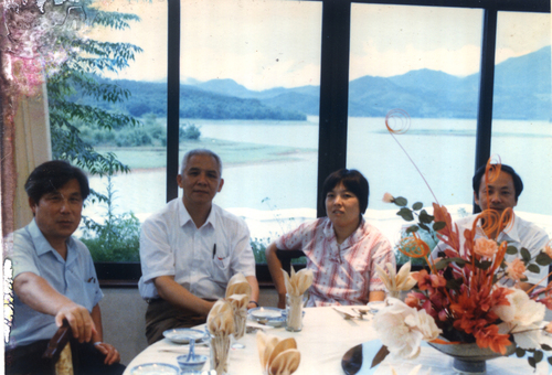 02 1985年夏天孟兆禎教授（左二）與白日新教授（右一）、黃金錡（左一）教授在東湖賓館討論規劃設計方案(1).jpg