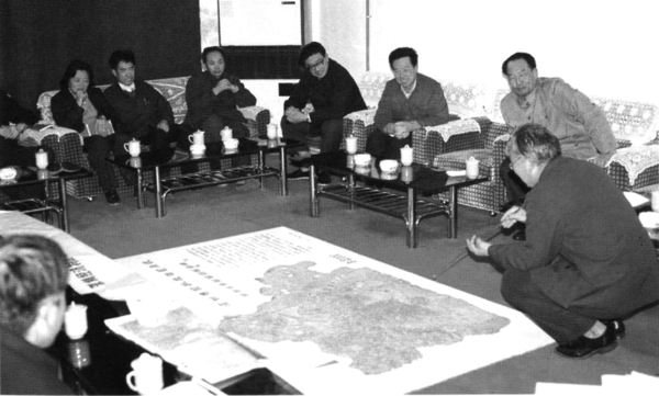 02-1985年5月，孫筱祥教授及規(guī)劃工作組到現(xiàn)場(chǎng)調(diào)查后向市委市政府有關(guān)領(lǐng)導(dǎo)匯報(bào)植物園選址問題。市委書記、市長(zhǎng)梁湘同志當(dāng)場(chǎng)拍板：植物園選址由蓮花山改為梧桐山大坑塘（現(xiàn)址）.jpg