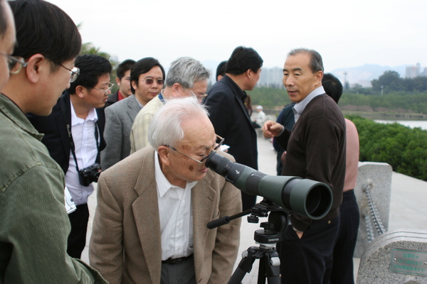 03孫筱祥大師和校友們?cè)谏钲谵r(nóng)林局老局長(zhǎng)王勇軍陪同下，參觀深圳灣紅樹林國(guó)家自然保護(hù)區(qū)，圖為年近古稀的孫大師專注觀察野生鳥類.JPG